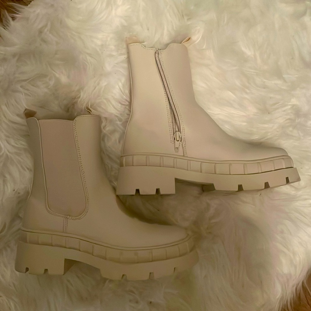 Perfect stylish boots, can we worn in the rain! Never worn!